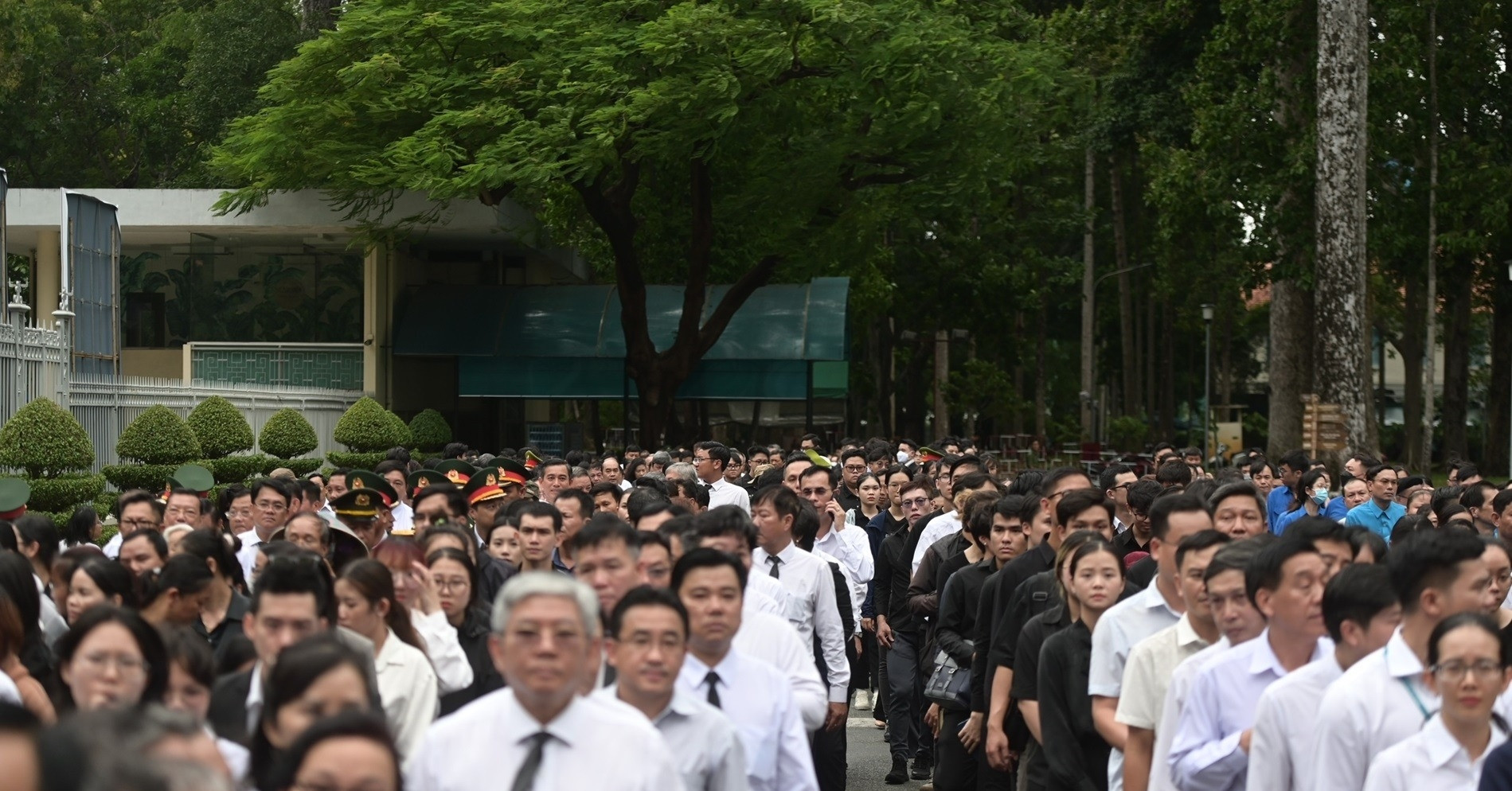 Rain does not deter HCM City residents from paying tribute to the Party Chief