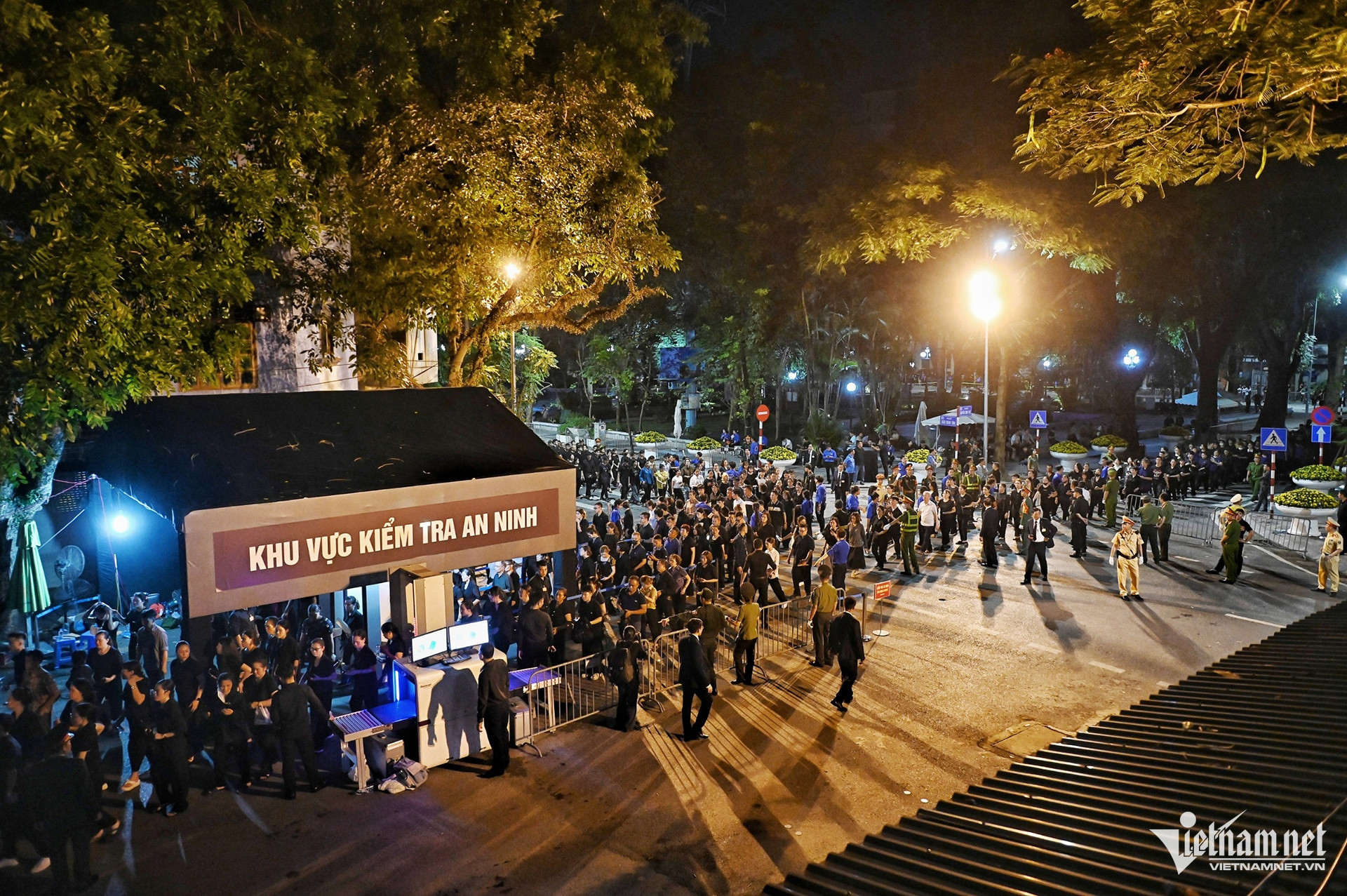 W-dòng người.jpg