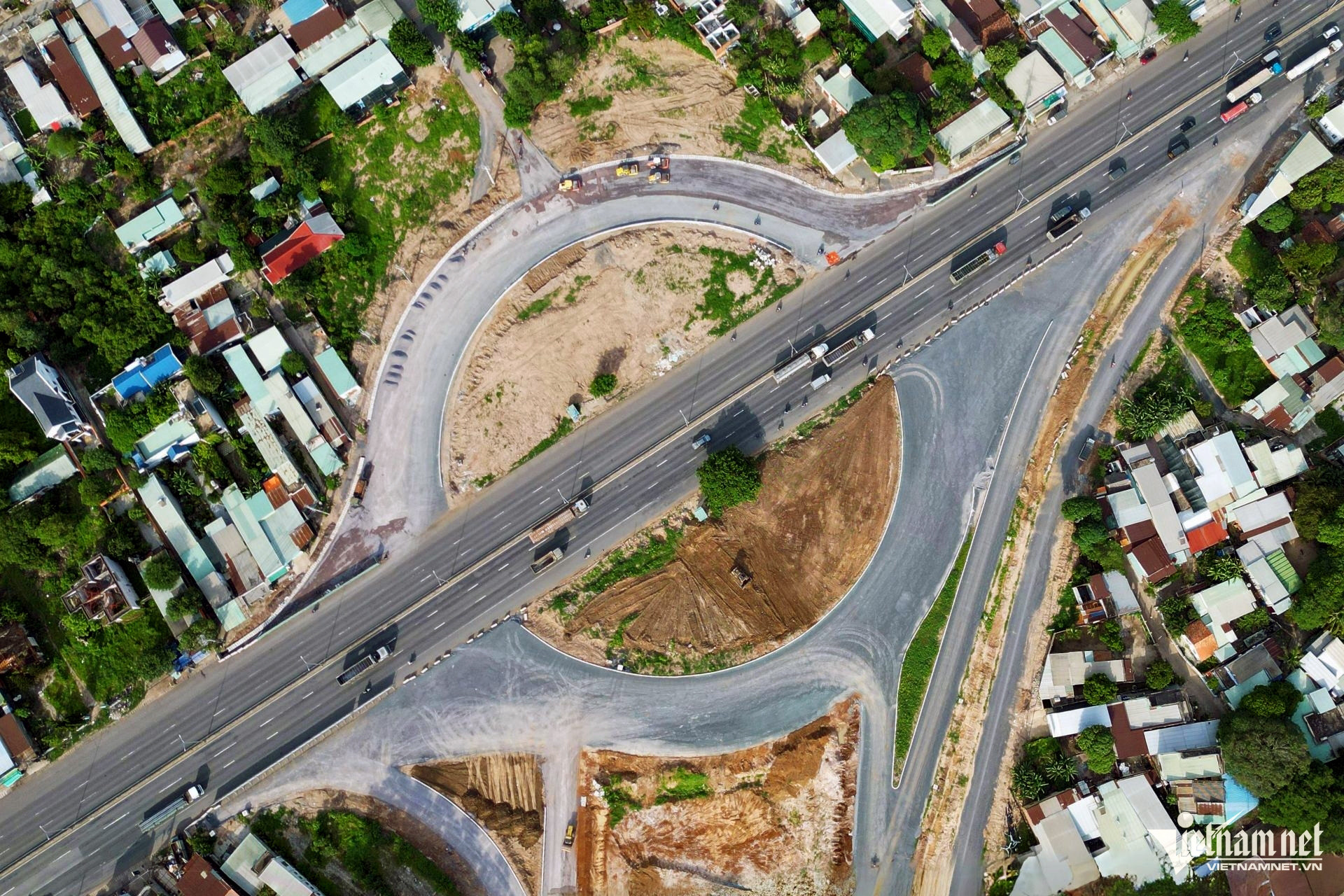 cao toc ben luc long thanh8 1504.jpg