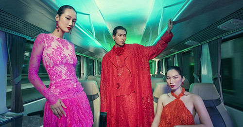 Models showcase vibrant designs at Saigon railway station