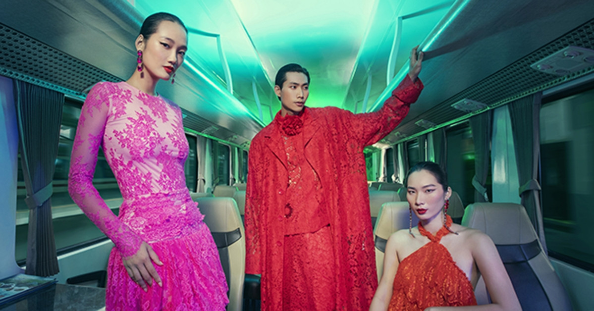 Models showcase vibrant designs at Saigon railway station