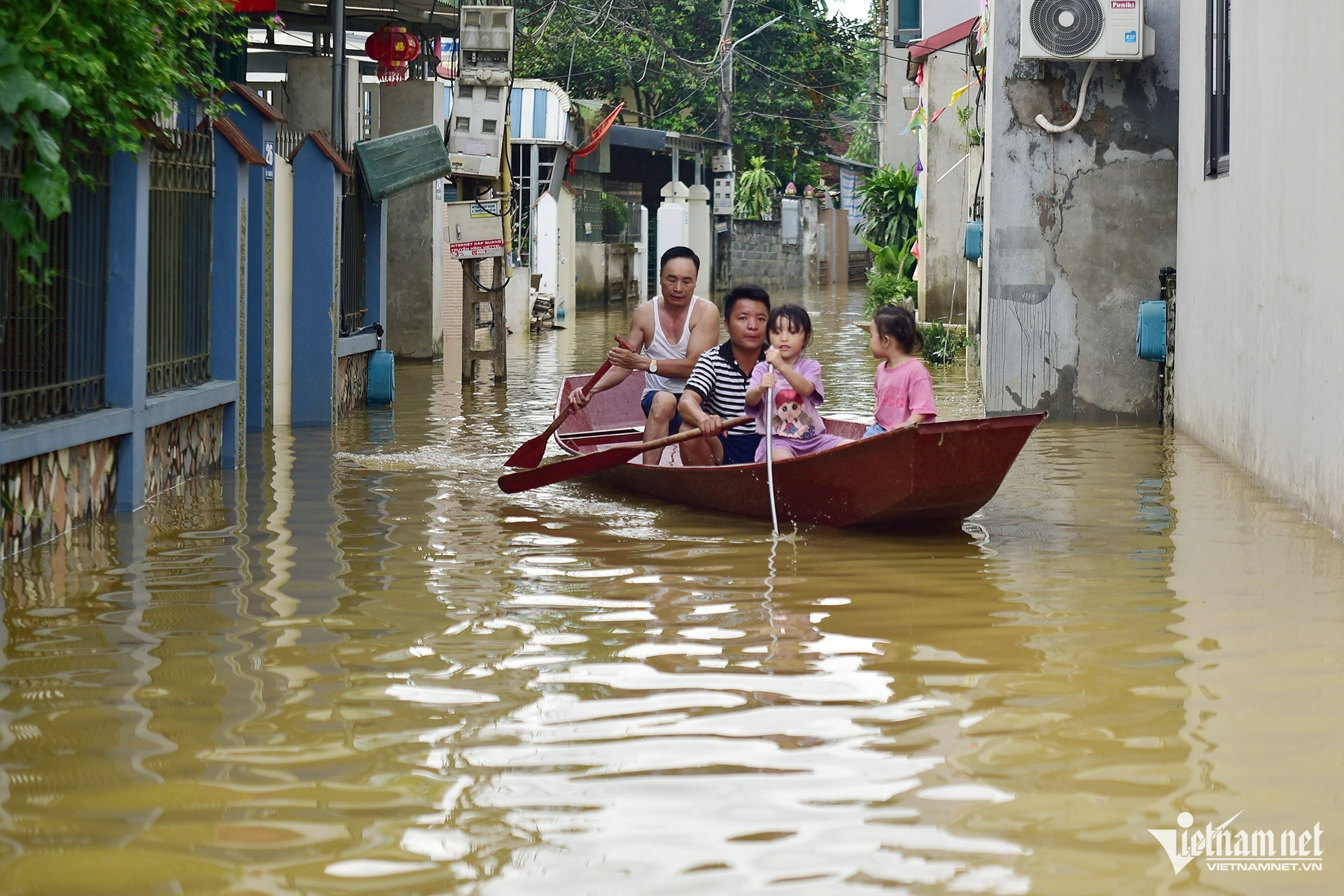 Floods submerge Hanoi suburbs for three days, residents use boats for travel