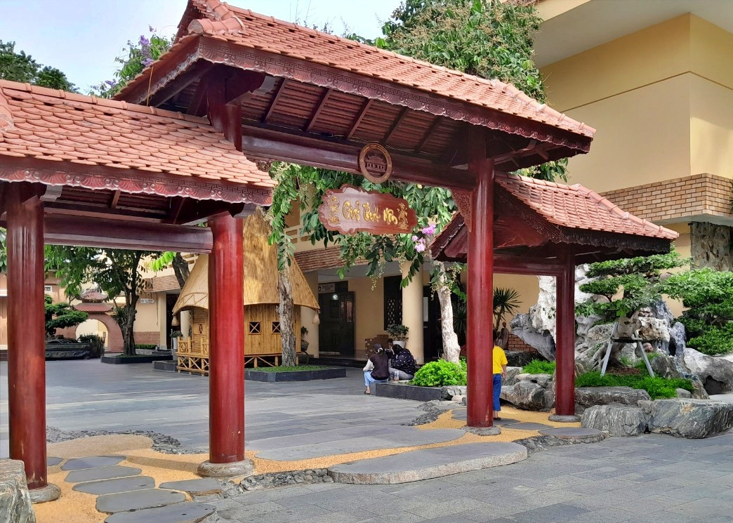 khoa tu HoangPhap NgocLai.jpg