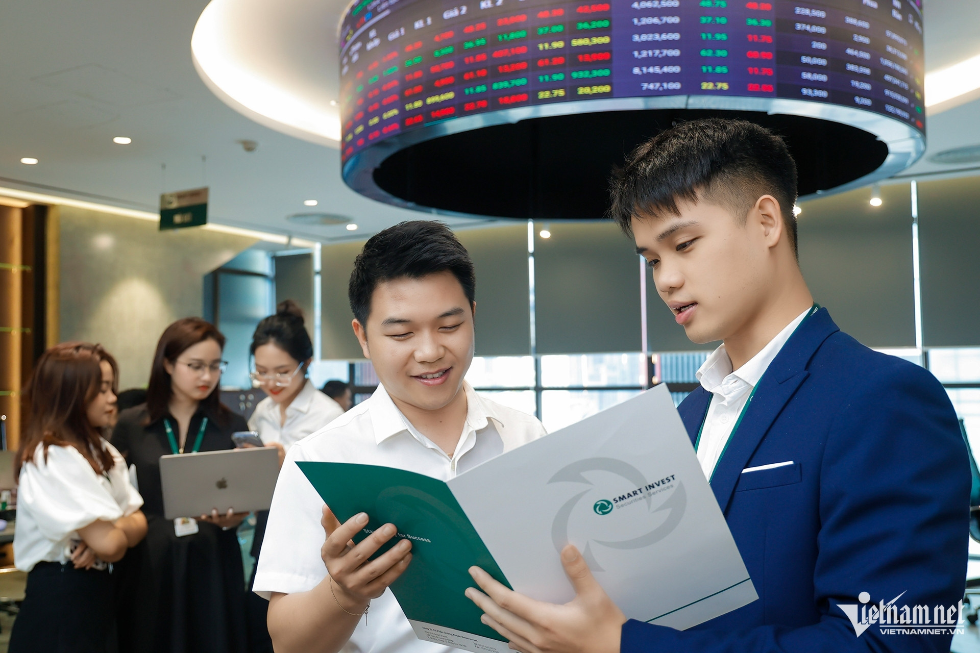 Stock market experiences stormy week, but investors are optimistic