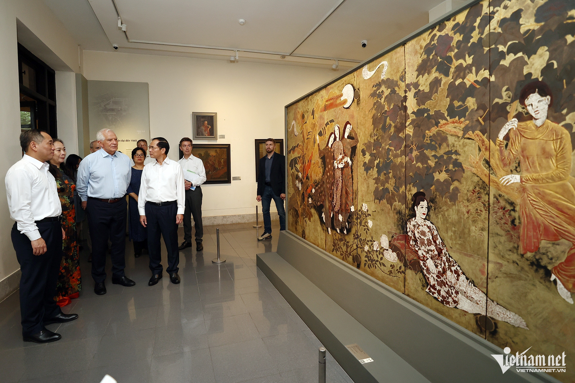 W-Tranh Thiếu nữ trong vườn_7937.jpg