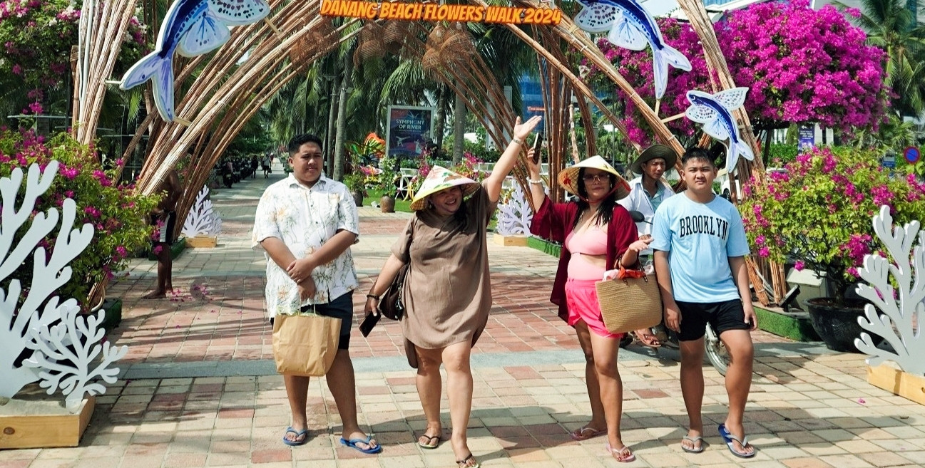 Da Nang's coastal flower road: The new must-see tourist attraction