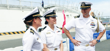 USS Blue Ridge and USCGC Waesche Dock at Cam Ranh for strengthening ties