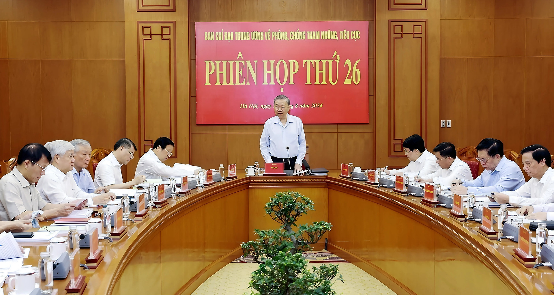 5 Politburo members, 1 secretariat member, 4 central committee members resign