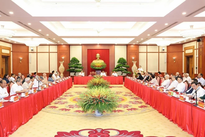 Top leader chairs gathering with incumbent, former Party and State officials 2.jpg