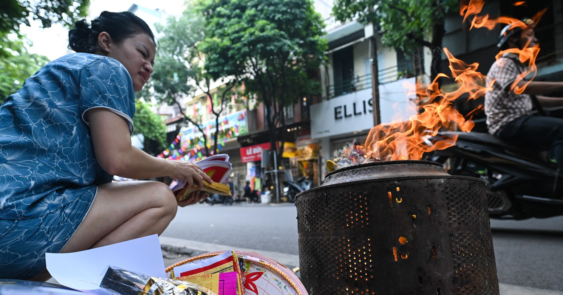 Foreign tourists astonished by joss paper burnings on Hanoi’s sidewalks