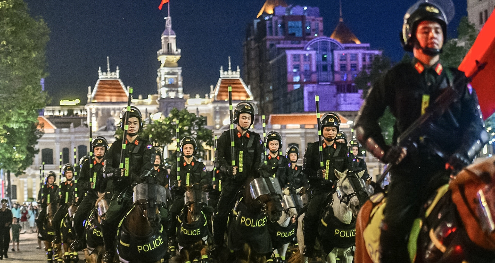 Crowds thrill to Vietnam’s first cavalry procession in HCM City