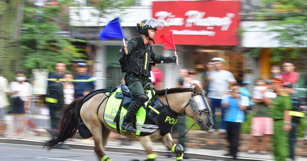 Mounted police showcase strength and skill in Ho Chi Minh City parade