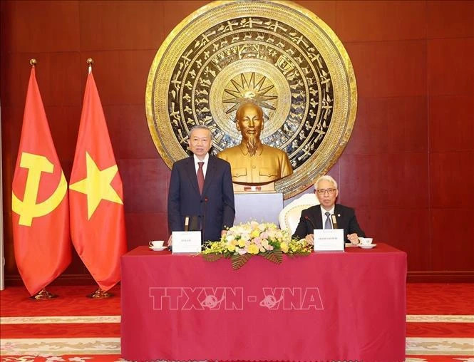 Top leader visits Vietnamese Embassy, meets with OVs in Beijing