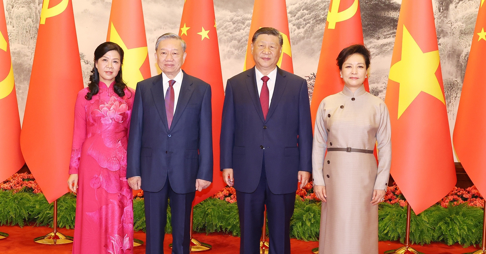 Grand ceremonial welcome for General Secretary and President To Lam in Beijing