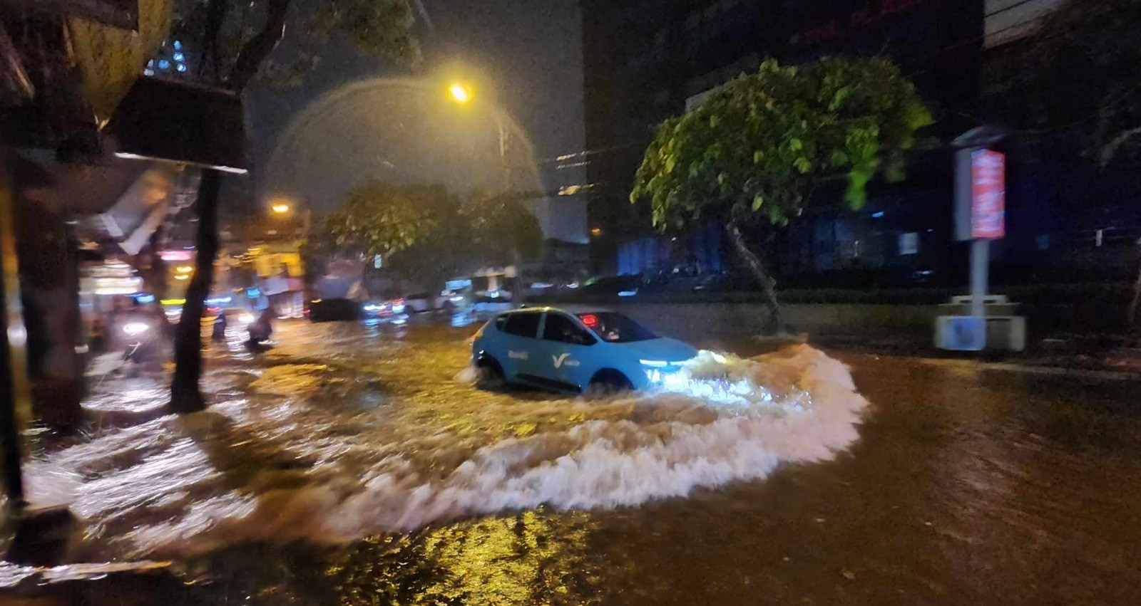 Heavy rain floods Hanoi streets, causing traffic disruptions