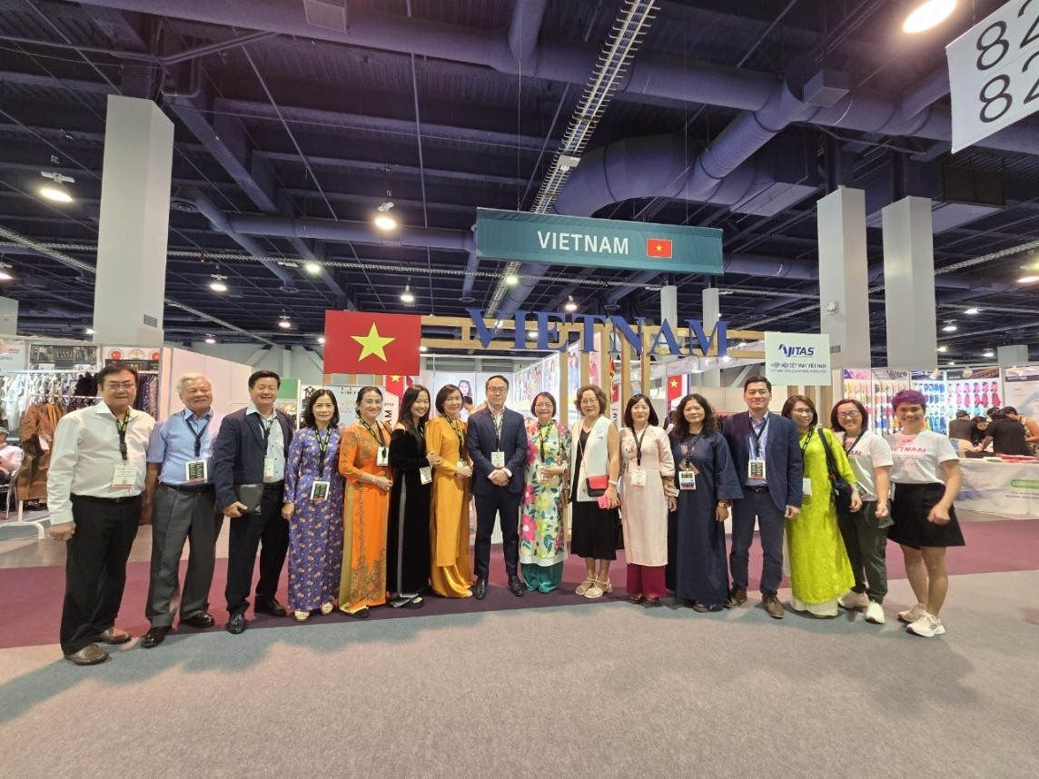 vietnamese garment makers seek market opportunities at us fashion trade show picture 1