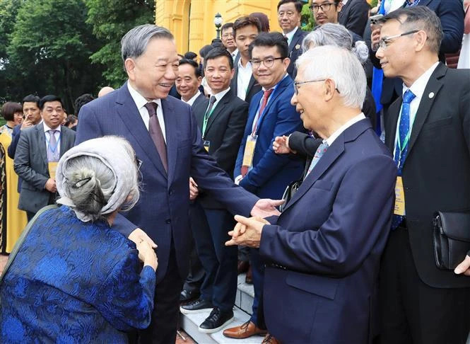 Party General Secretary, President meets with outstanding overseas Vietnamese