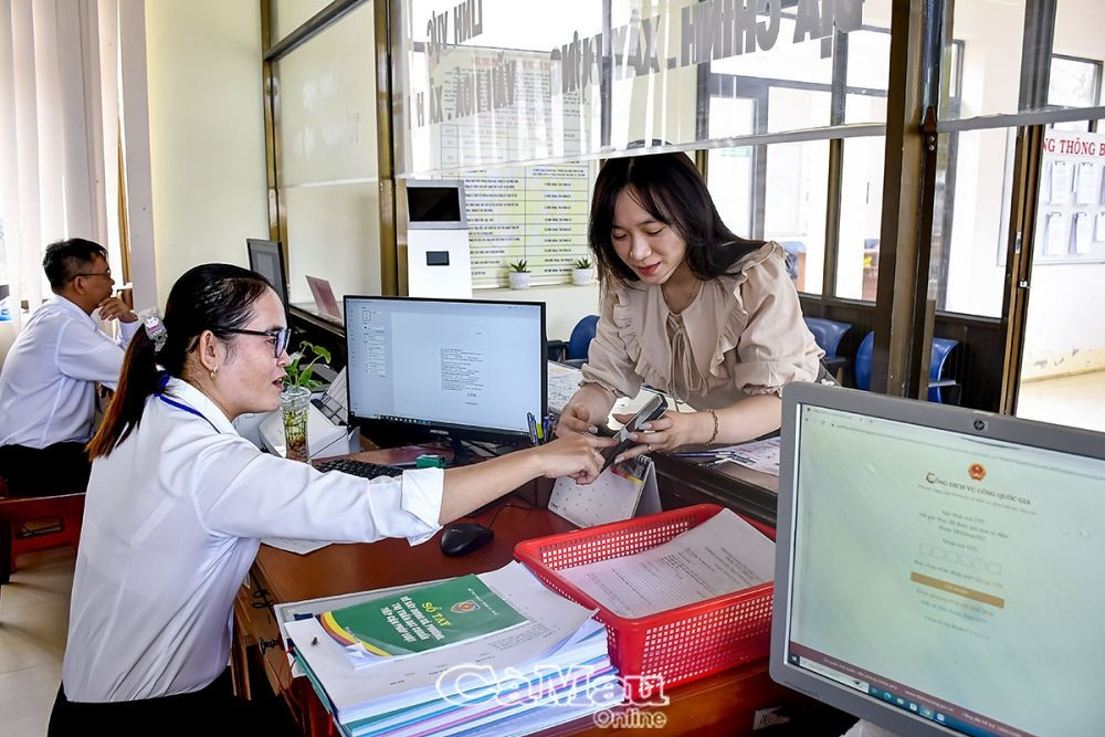 Hanoi to set up public administrative service center, cut 2,580 staff