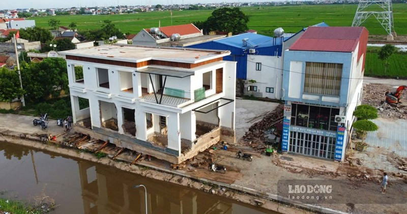 Two-story house relocated and rotated 180 degrees in Nam Dinh