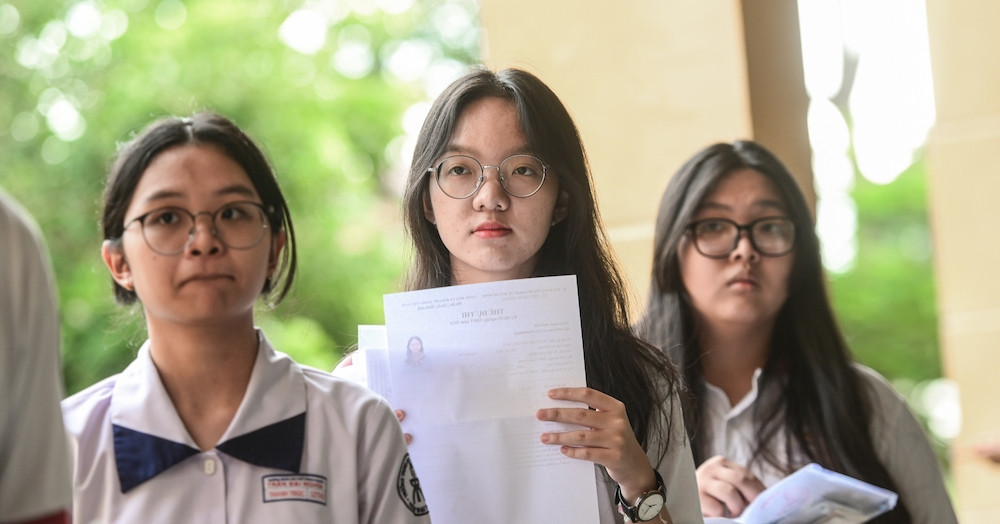 Why are thousands of Vietnamese students turning down university admissions?