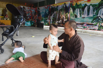 Pagoda with little money raises 8 abandoned children