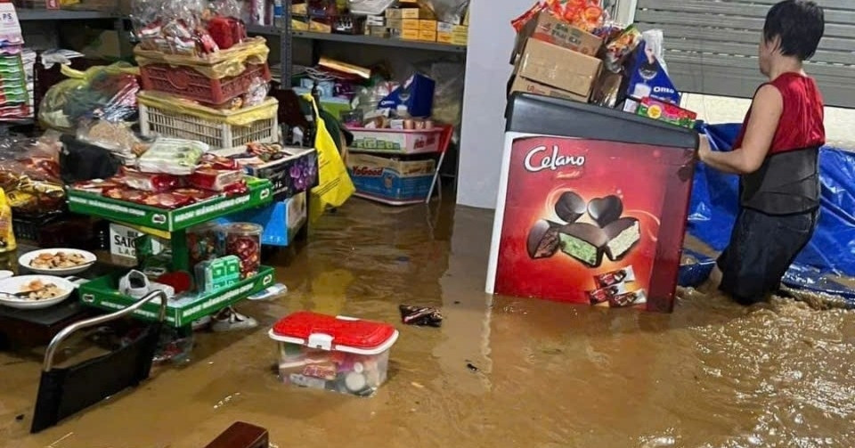 One hour of torrential rain floods streets and homes in Lao Cai City