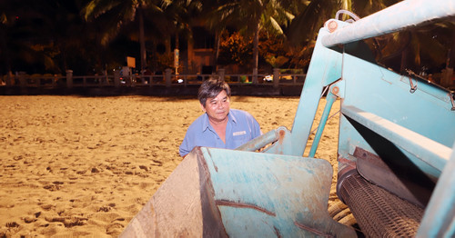 Nha Trang man improves sand screening vehicle to keep beach clean