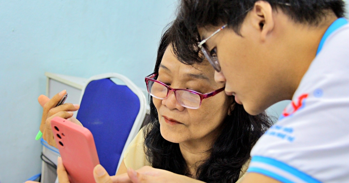 Senior citizens in HCM City embrace technology to combat loneliness