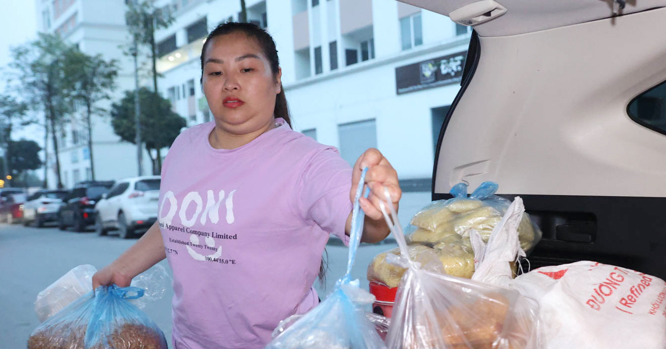 Sticky rice sellers of Phu Thuong: Navigating Hanoi's streets with style