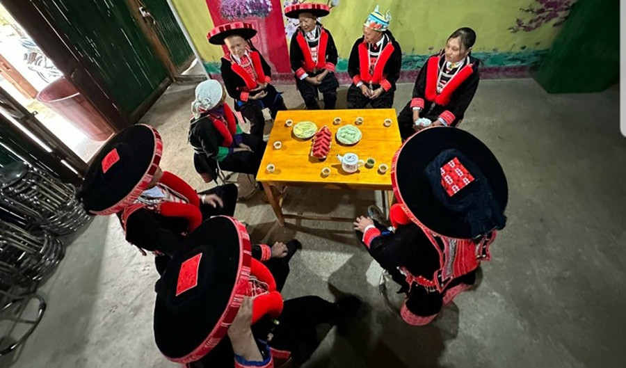 unique clothing of the red dao women picture 2