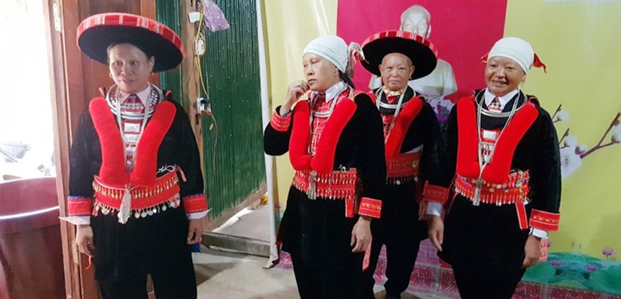 unique clothing of the red dao women picture 1