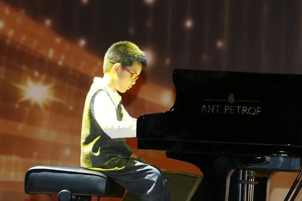 Visually-impaired boy moves audience of VN's Piano Got Talent