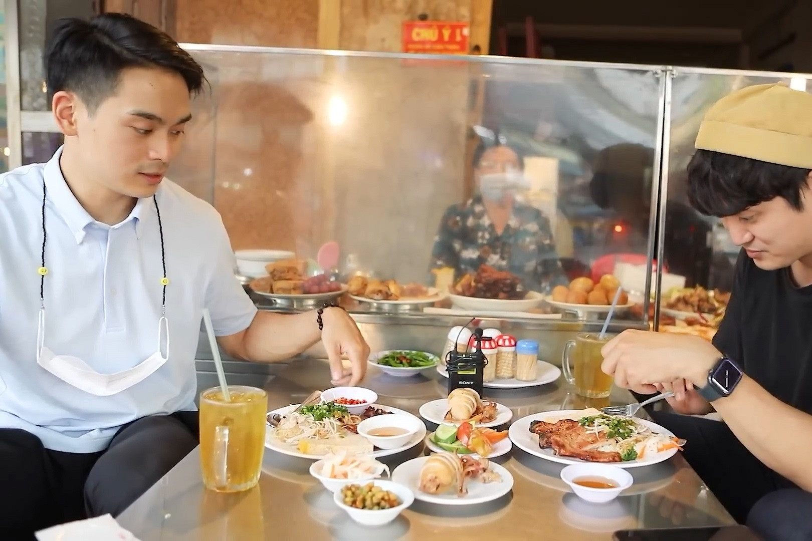 Eatery in HCM City with weird name and shocking prices attracts diners