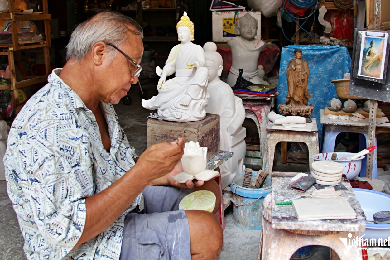 A craft village where artisans say their prayers when working