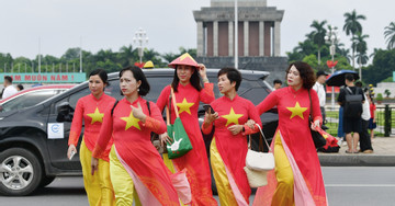 Masses flock to Hanoi's heart for National Day, streets gridlocked