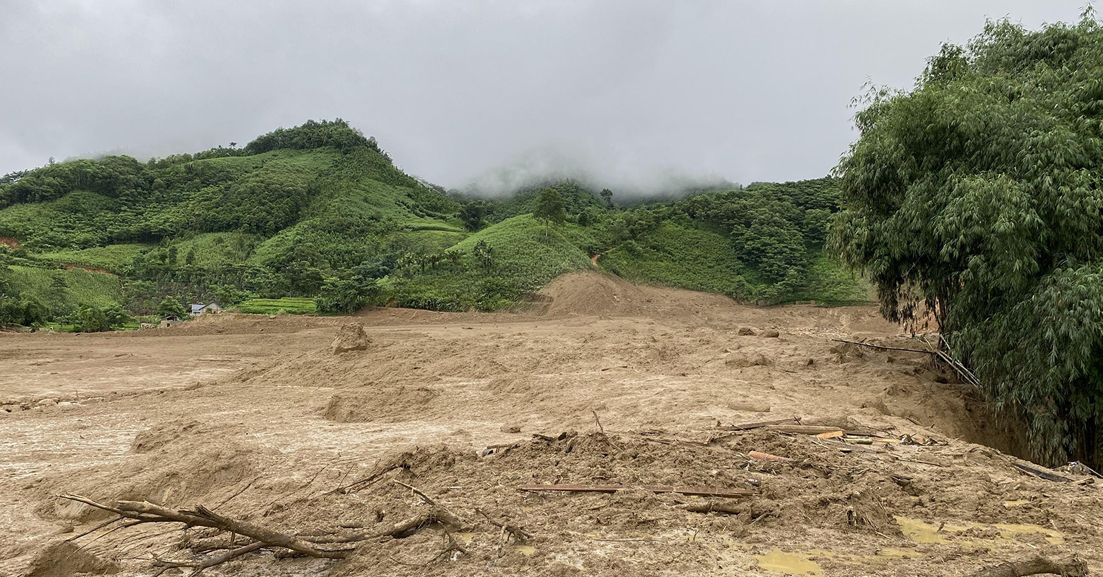 Flash flood buries entire village in Lao Cai, 15 dead, over 100 missing