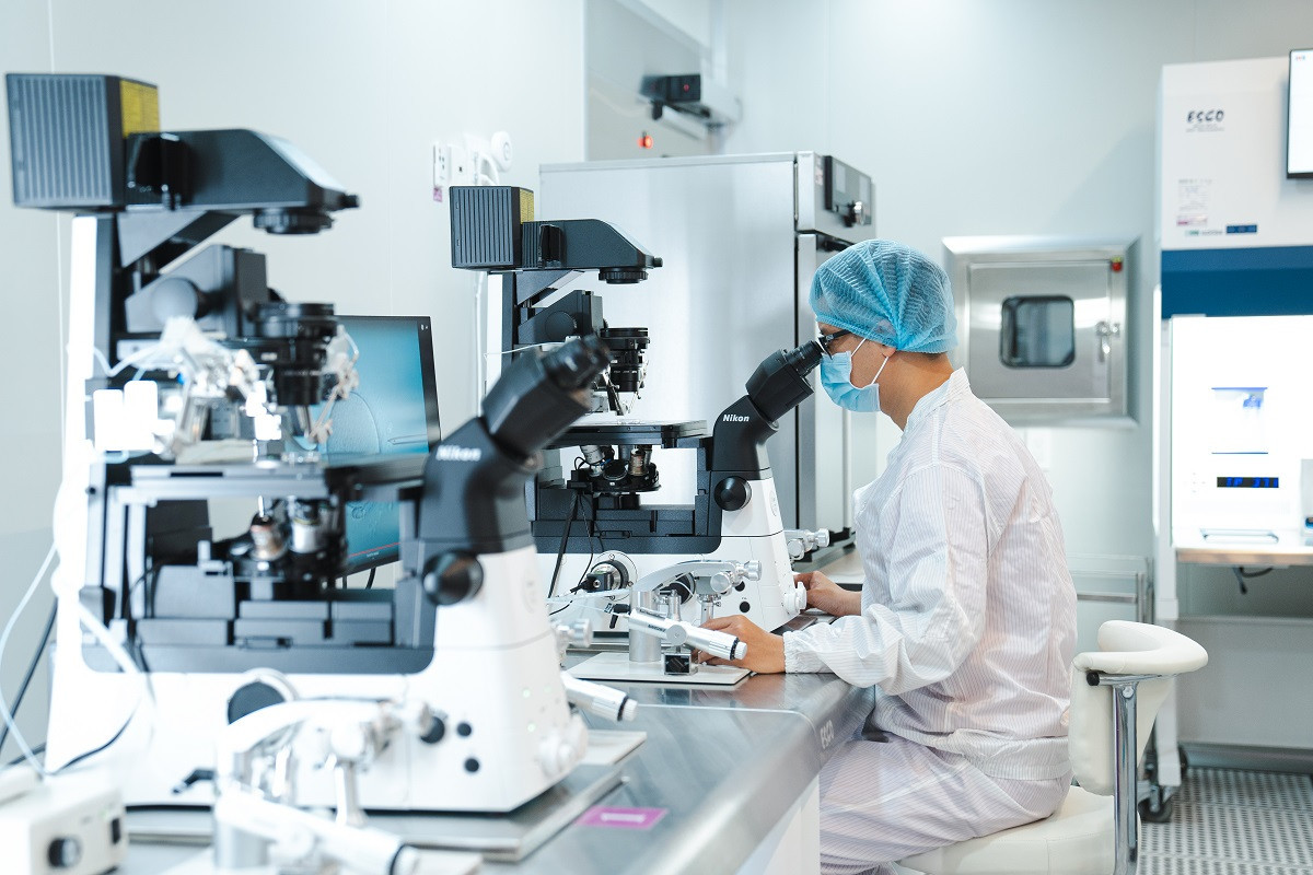 Hệ thống ISCI tiêm tinh trùng trực tiếp vào bào tương noãn.JPG