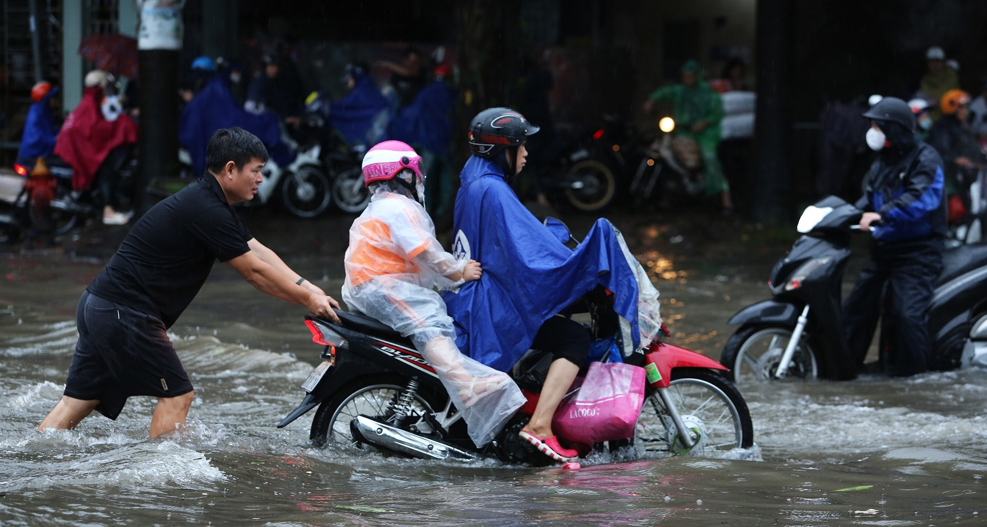 Northern VN faces continued rain & flooding, sunshine expected by mid-September