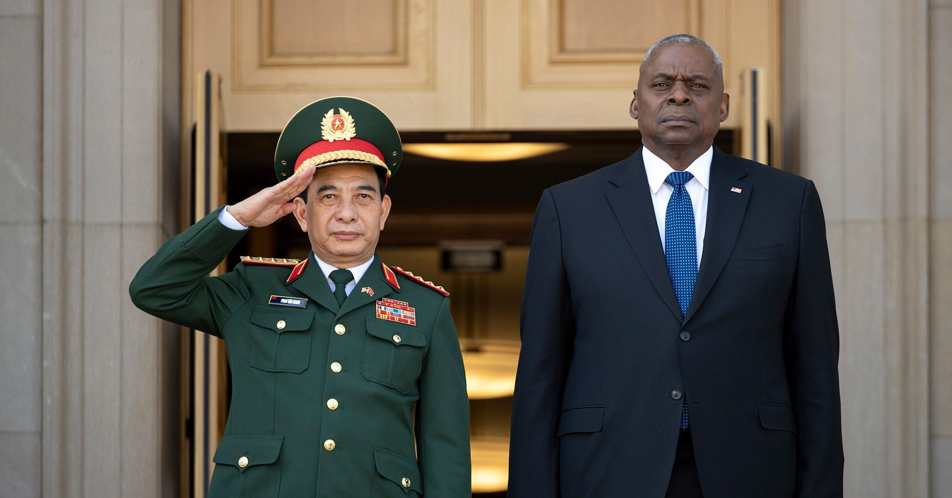 Vietnam and US Defense Ministers exchange war artifacts