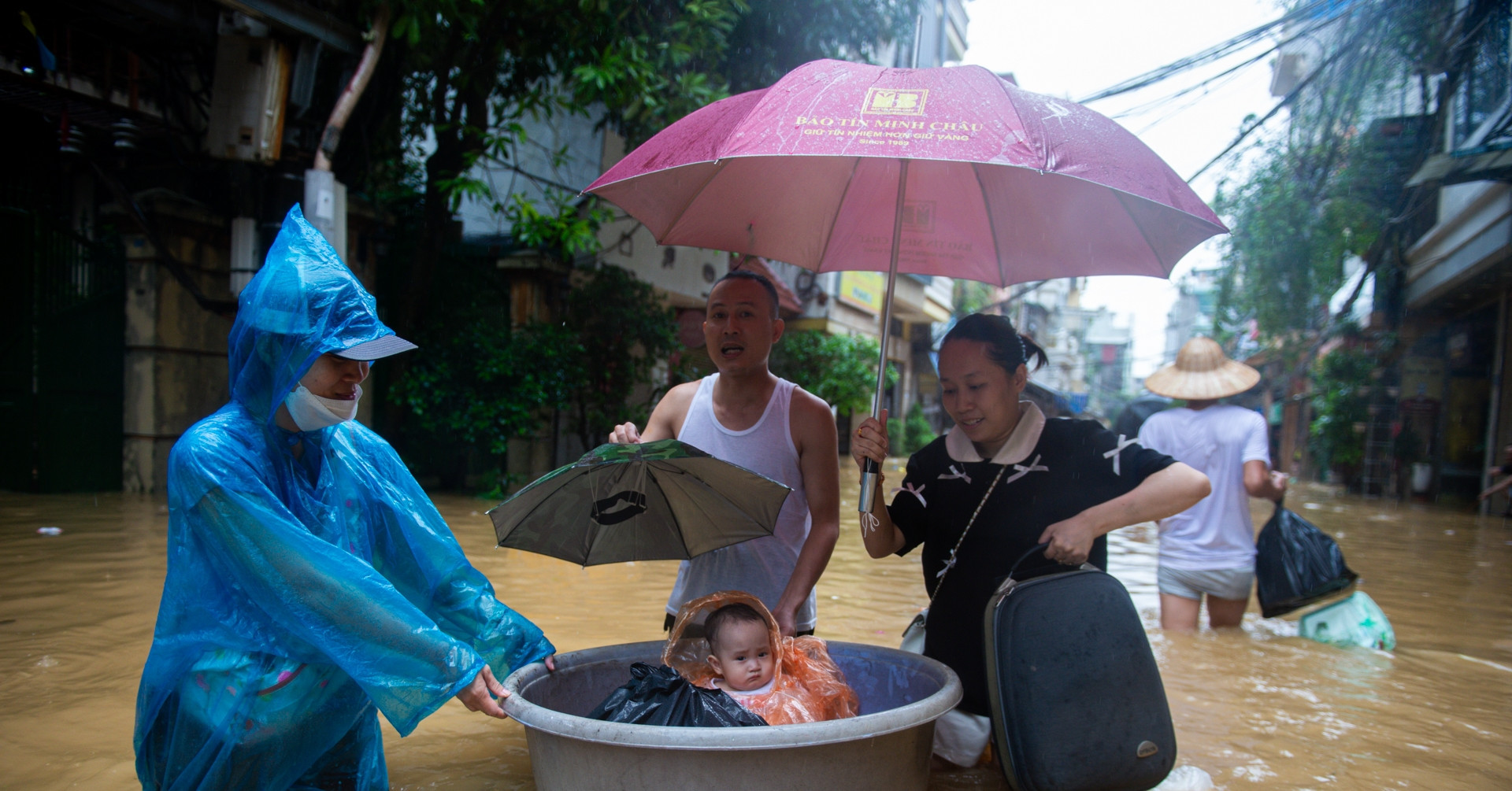 Families flee floods in Hanoi’s riverside areas, seek safety amid rising waters