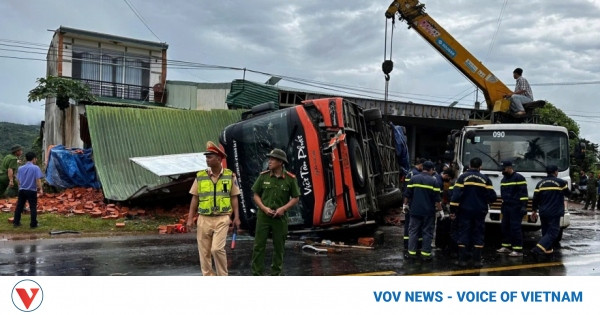 Four dead and four injured after sleeper bus overturns in Dak Lak