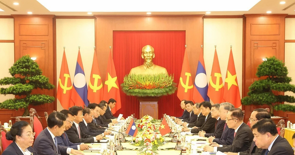 Top Vietnamese and Lao leaders hold high-level talks in Hanoi