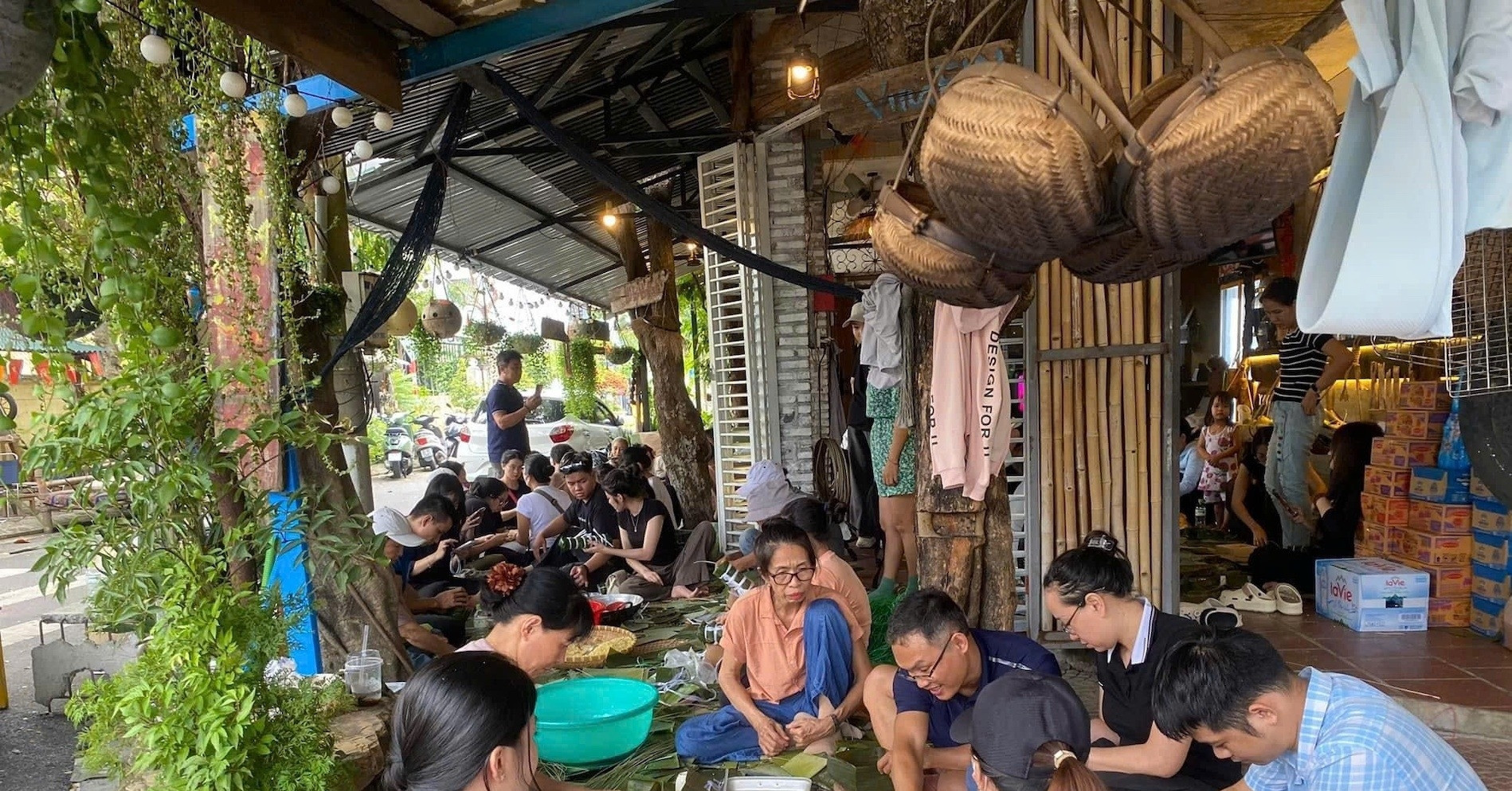 Da Nang volunteers work overnight to gather relief for northern flood victims