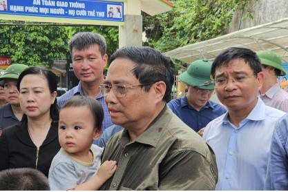 PM visits flood hit people in Yen Bai province