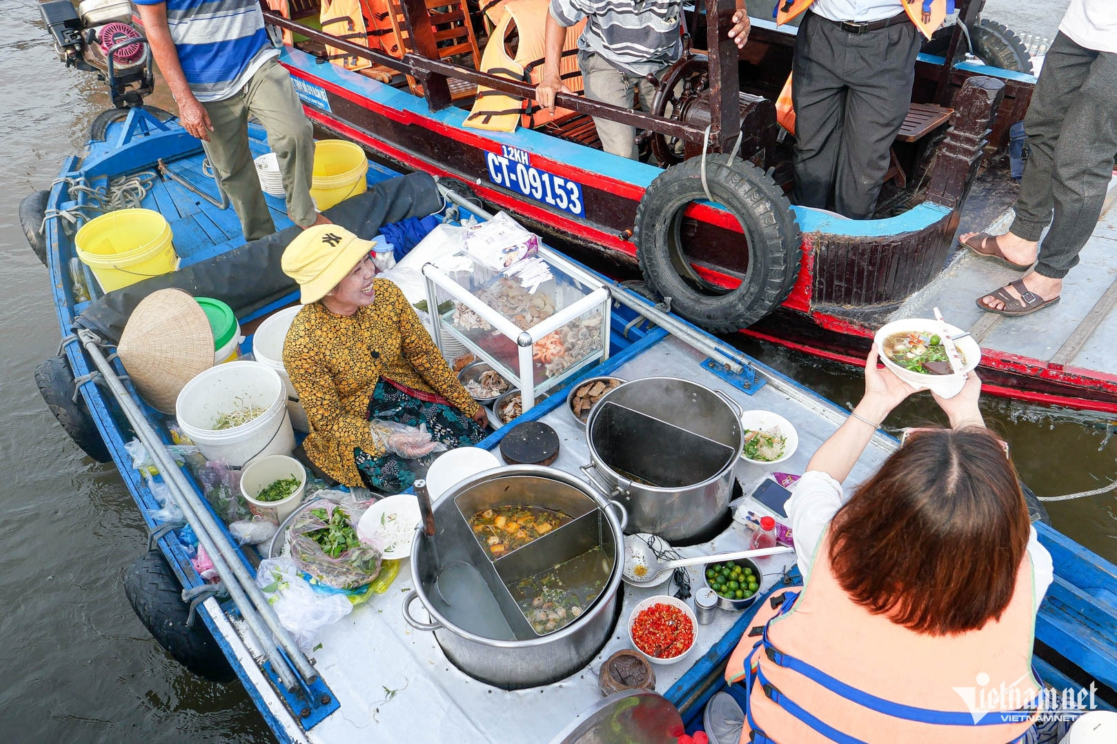 Unique ‘shaken vermicelli’ in Can Tho's floating market attracts diners