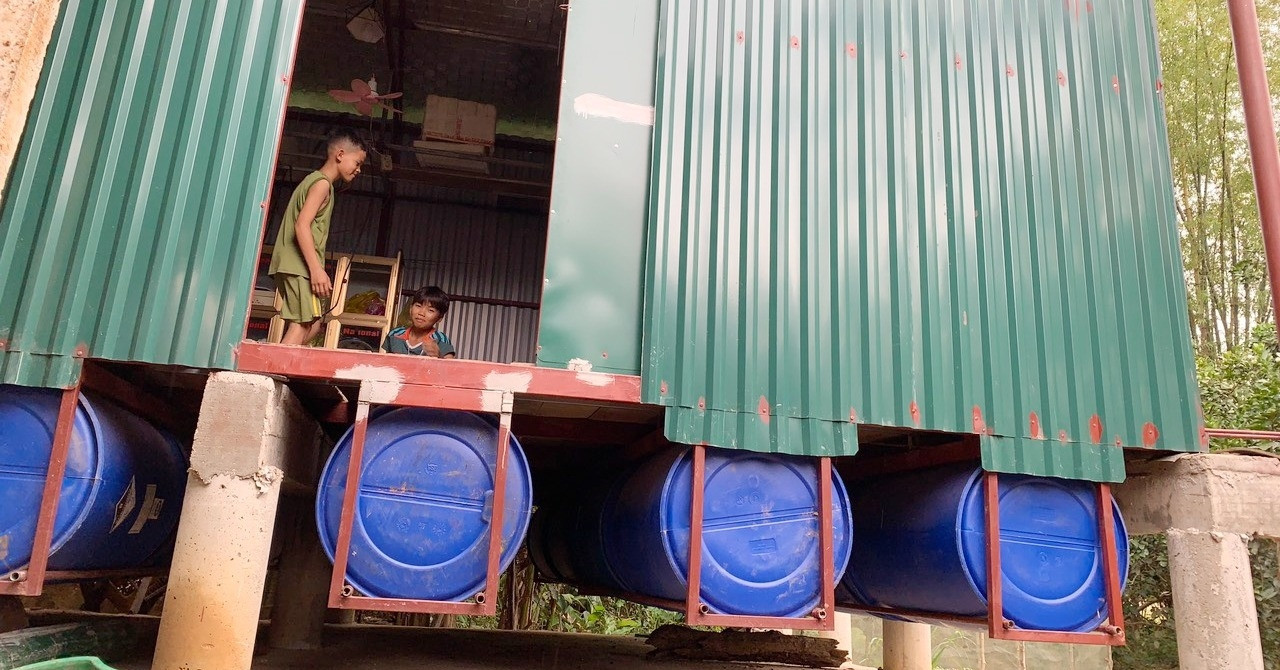 Ha Tinh residents innovate with floating houses to combat floods