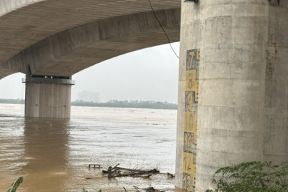 Hanoi river floodwaters recede, nearly 70,000 residents move to safe locations