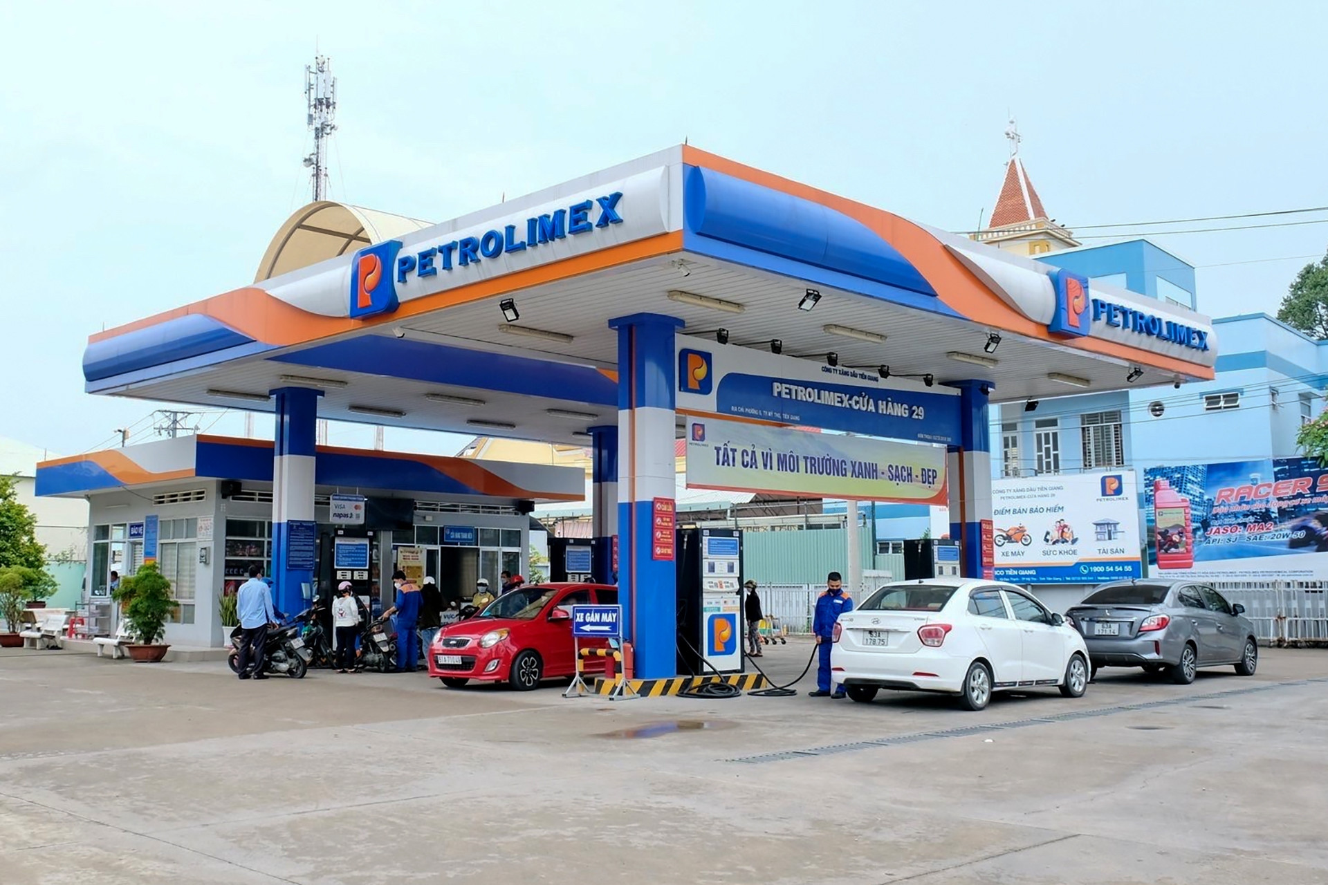 Private petrol companies face hardship, while Petrolimex makes big profits