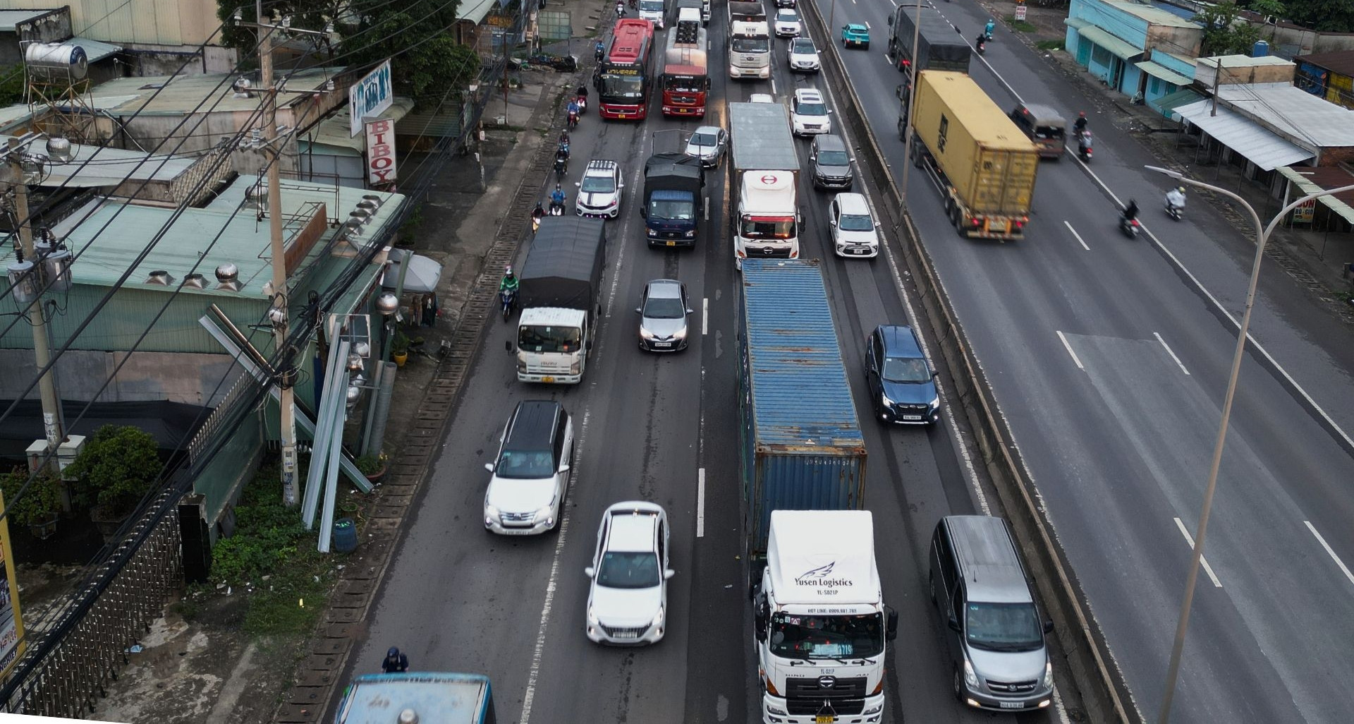 Closure of HCMC - Long Thanh Expressway diverts thousands to alternate routes