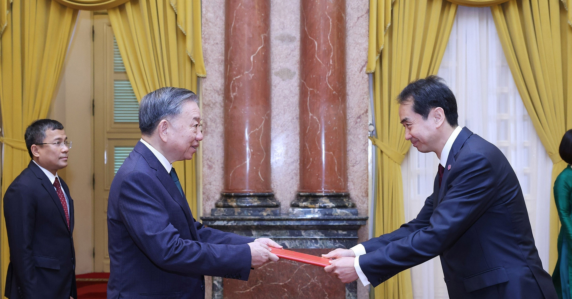 Newly-appointed Chinese Ambassador presents credentials to President To Lam